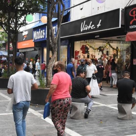 Las ventas online suben pero el consumo minorista masivo cae: qué hay detrás de la polémica